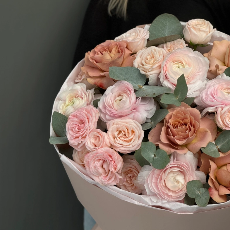 Букет с ранункулюсами и пионовидными розами 