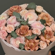Букет с ранункулюсами и пионовидными розами  4
