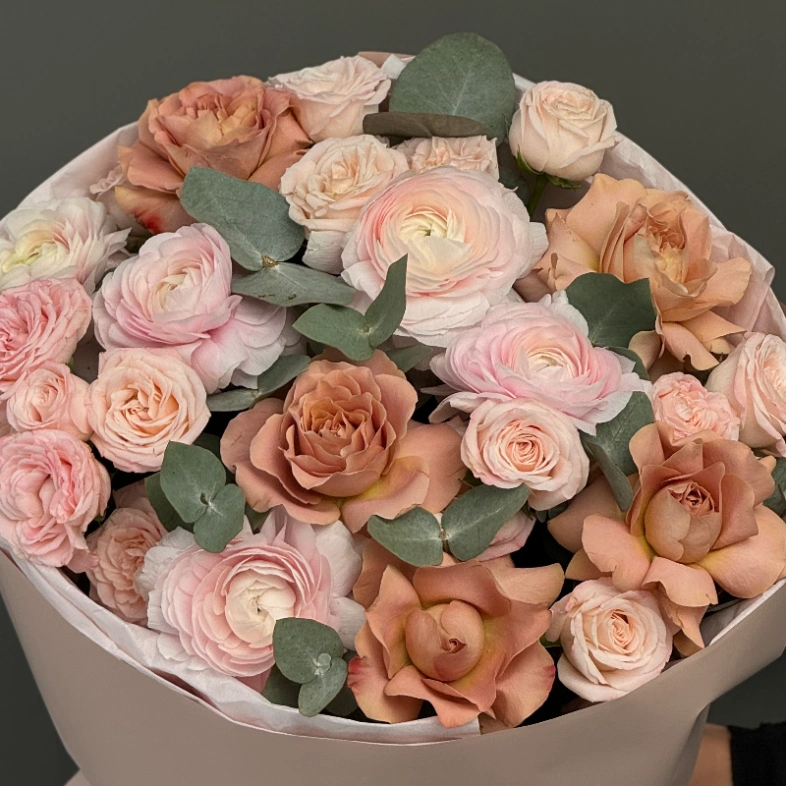 Букет с ранункулюсами и пионовидными розами 