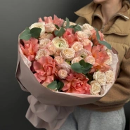 Букет с ранункулюсами и французскими розами  2