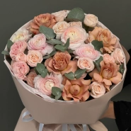 Букет с ранункулюсами и пионовидными розами  1