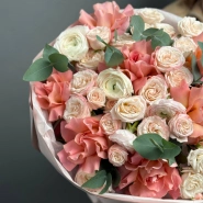 Букет с ранункулюсами и французскими розами  4