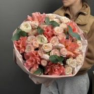 Букет с ранункулюсами и французскими розами  0