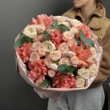 Букет с ранункулюсами и французскими розами 