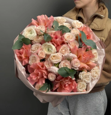 Букет с ранункулюсами и французскими розами 