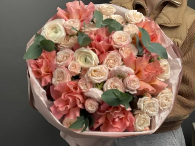 Букет с ранункулюсами и французскими розами 