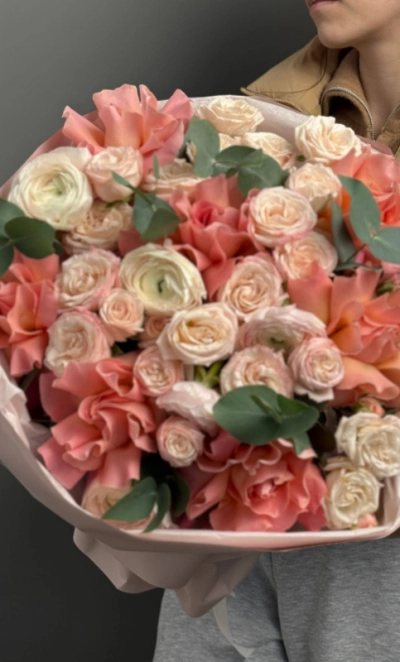 Букет с ранункулюсами и французскими розами 