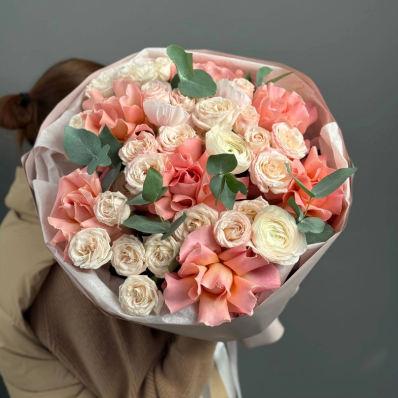 Букет с ранункулюсами и французскими розами 