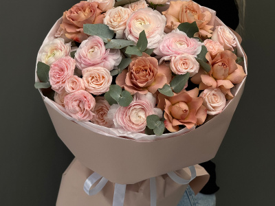 Букет с ранункулюсами и пионовидными розами 