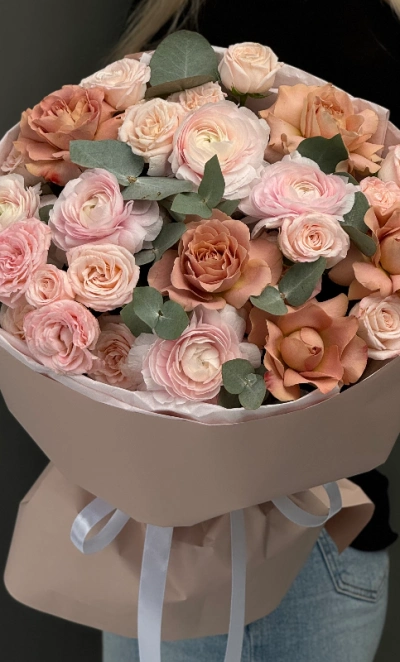 Букет с ранункулюсами и пионовидными розами 