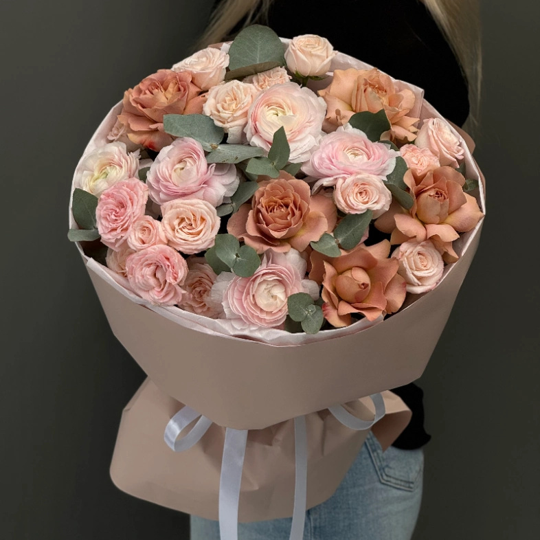 Букет с ранункулюсами и пионовидными розами 