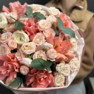 Букет с ранункулюсами и французскими розами  3