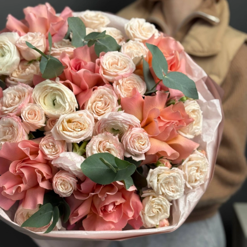 Букет с ранункулюсами и французскими розами 