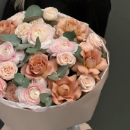 Букет с ранункулюсами и пионовидными розами  2