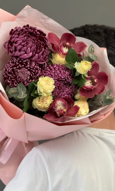 Хризантемы бигуди и орхидеи