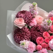 Авторский букет с маттиолой и кустовыми пионовидными розами 3