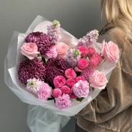 Авторский букет с маттиолой и кустовыми пионовидными розами 0