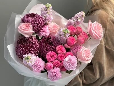 Авторский букет с маттиолой и кустовыми пионовидными розами