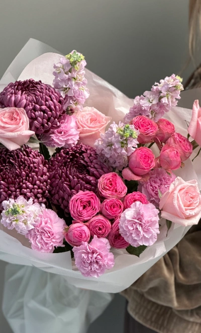 Авторский букет с маттиолой и кустовыми пионовидными розами