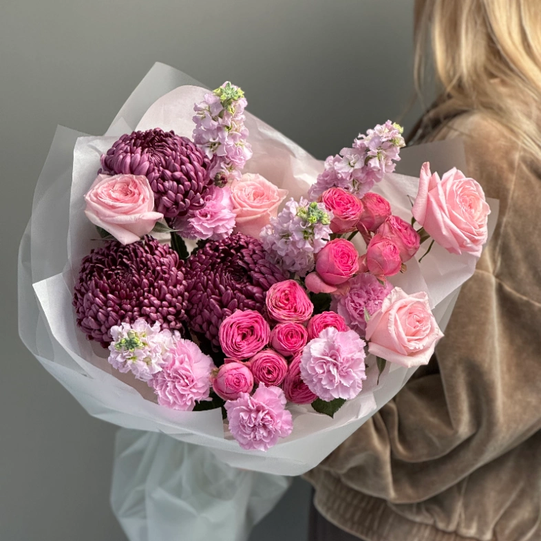 Авторский букет с маттиолой и кустовыми пионовидными розами