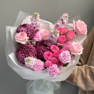 Авторский букет с маттиолой и кустовыми пионовидными розами 2