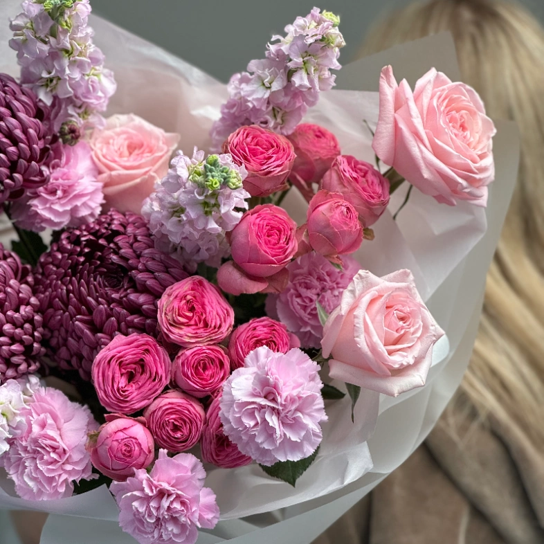 Авторский букет с маттиолой и кустовыми пионовидными розами