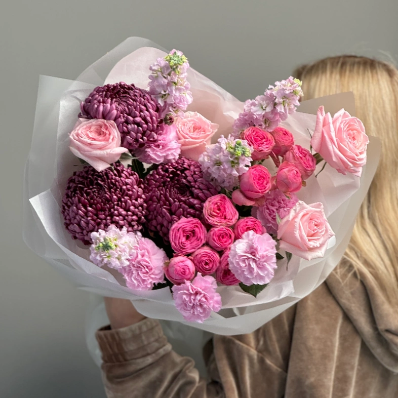 Авторский букет с маттиолой и кустовыми пионовидными розами