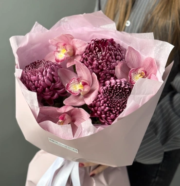 Нежный осенний букет с Хризантемой бигуди и орхидеей