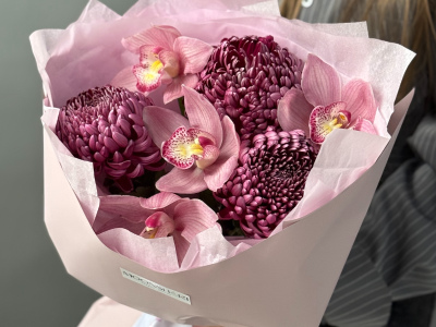 Нежный осенний букет с Хризантемой бигуди и орхидеей