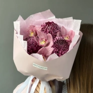 Нежный осенний букет с Хризантемой бигуди и орхидеей 1