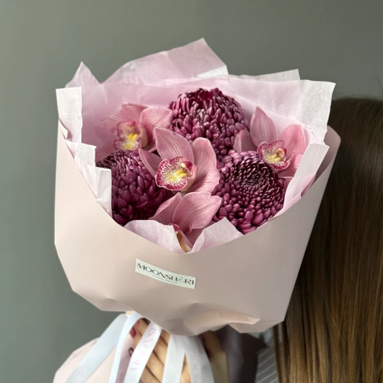 Нежный осенний букет с Хризантемой бигуди и орхидеей