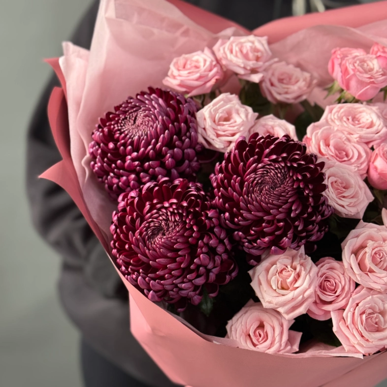 Сезонный букет с Хризантемой Бигуди и кустовыми розами