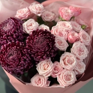 Сезонный букет с Хризантемой Бигуди и кустовыми розами 2