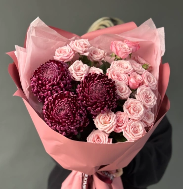 Сезонный букет с Хризантемой Бигуди и кустовыми розами