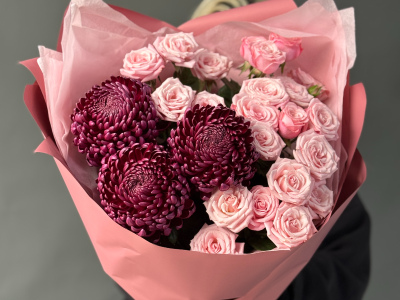 Сезонный букет с Хризантемой Бигуди и кустовыми розами