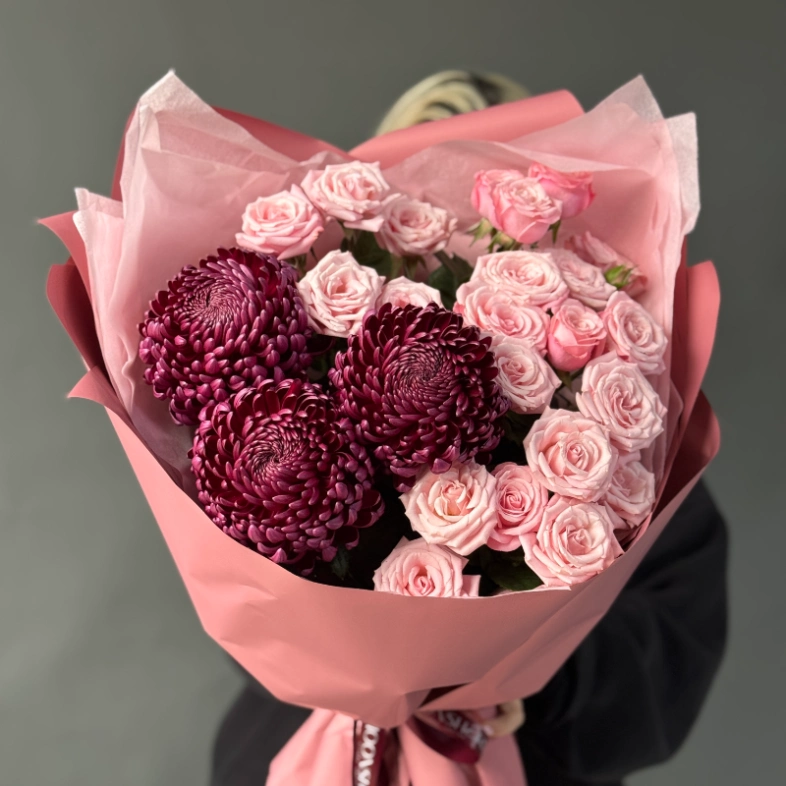 Сезонный букет с Хризантемой Бигуди и кустовыми розами