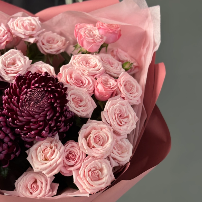 Сезонный букет с Хризантемой Бигуди и кустовыми розами