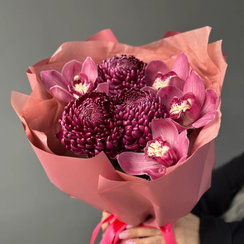 Осенний букет с хризантемой и орхидеей