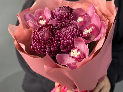 Осенний букет с хризантемой и орхидеей