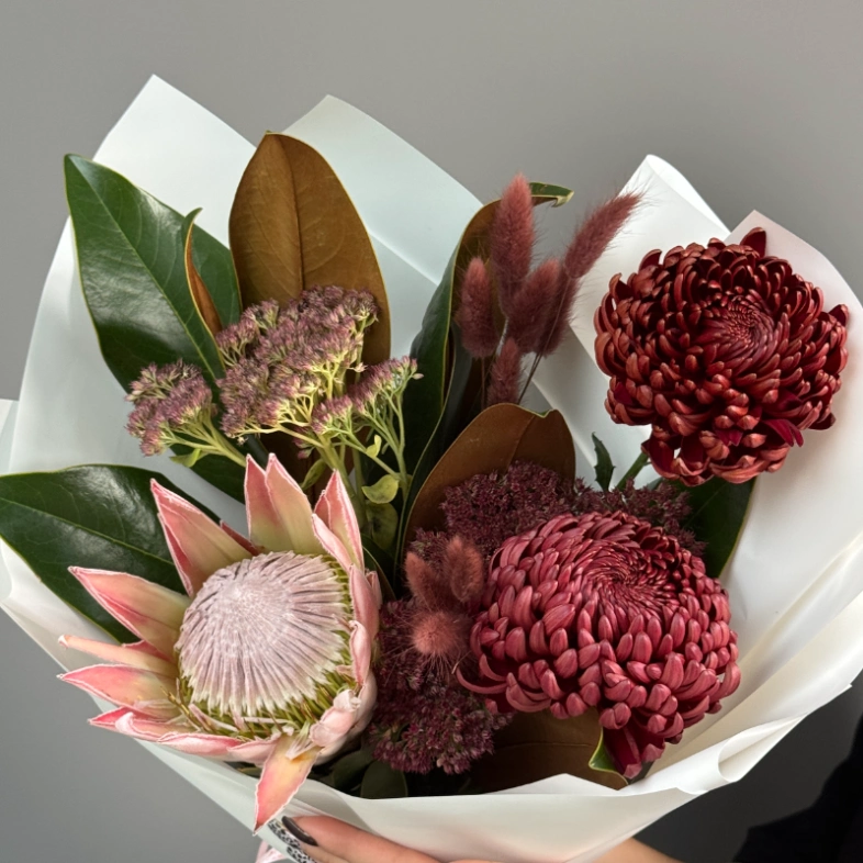 Экзотический букет с протеей и одноголовой хризантемой