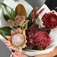Экзотический букет с протеей и одноголовой хризантемой 0