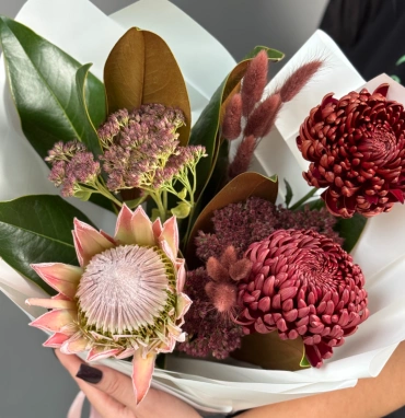 Экзотический букет с протеей и одноголовой хризантемой