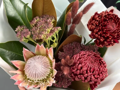 Экзотический букет с протеей и одноголовой хризантемой