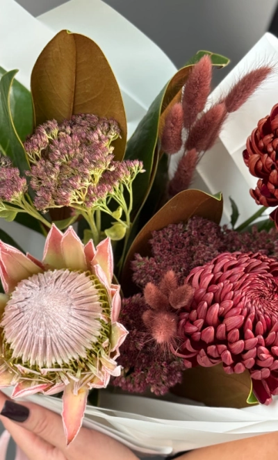 Экзотический букет с протеей и одноголовой хризантемой