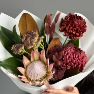 Экзотический букет с протеей и одноголовой хризантемой 1