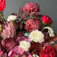 Яркая осенняя композиция с ранункулюсами, антурумом и пионовидными розами, состав может немного отличаться, так как композиция авторская, создается индивидуально и исходя из наличия как 3
