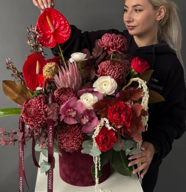 Яркая осенняя композиция с ранункулюсами, антурумом и пионовидными розами, состав может немного отличаться, так как композиция авторская, создается индивидуально и исходя из наличия как