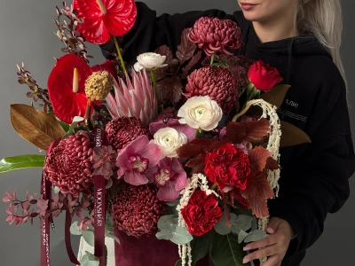 Яркая осенняя композиция с ранункулюсами, антурумом и пионовидными розами, состав может немного отличаться, так как композиция авторская, создается индивидуально и исходя из наличия как