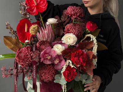 Яркая осенняя композиция с ранункулюсами, антурумом и пионовидными розами, состав может немного отличаться, так как композиция авторская, создается индивидуально и исходя из наличия как