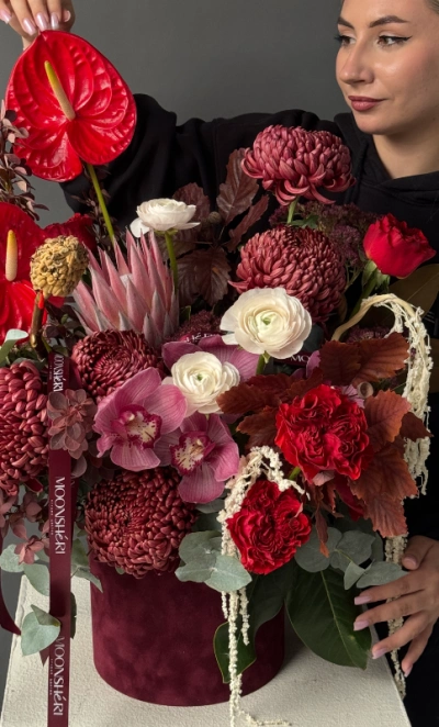 Яркая осенняя композиция с ранункулюсами, антурумом и пионовидными розами, состав может немного отличаться, так как композиция авторская, создается индивидуально и исходя из наличия как